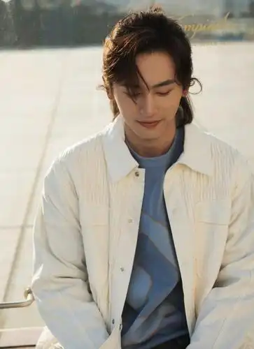 张哲瀚现代装图片:温柔而强大的人