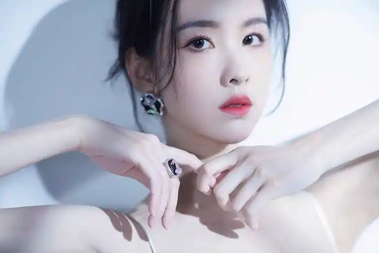 陈都灵白色缎面吊带长裙清冷动人_造型_气质_裙子