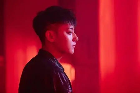 黄子韬帅气侧颜写真