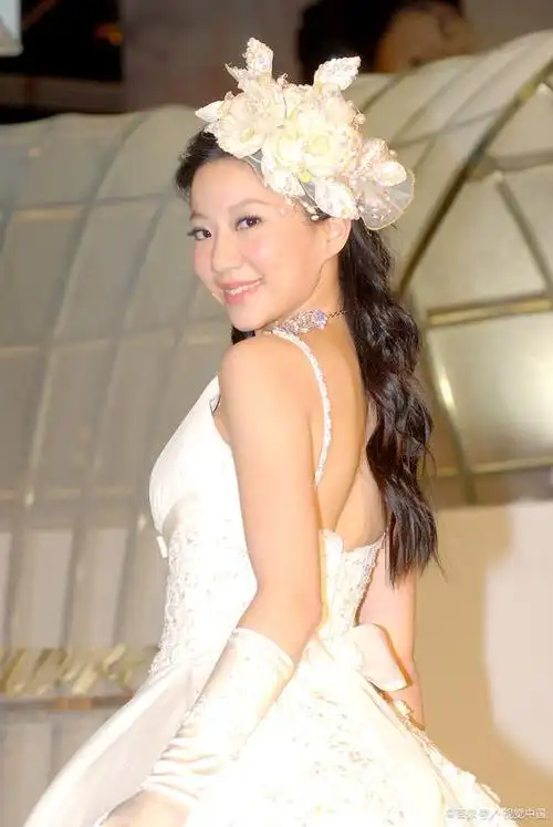 汪圆圆庆祝37岁生日,富豪老公准备5个蛋糕,甄子丹夫妇为其助阵