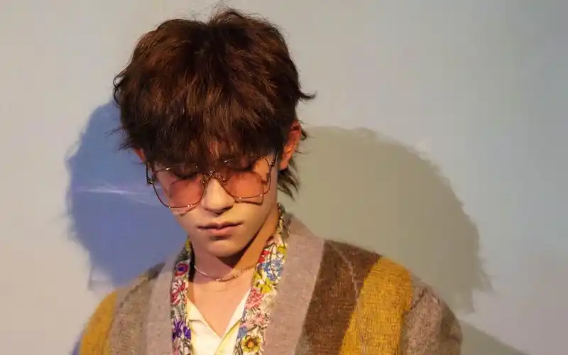 易烊千玺暖色光影帅气图片桌面壁纸