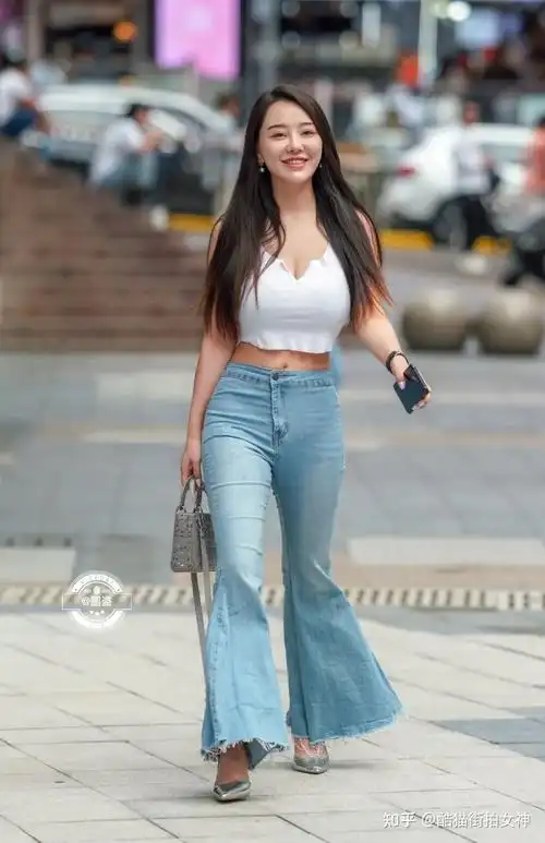 街拍女神:穿修身阔腿牛仔裤的时尚女生 - 知乎