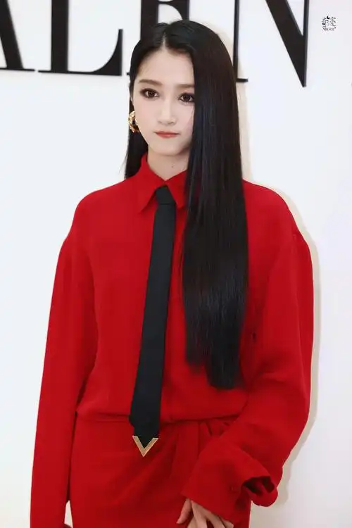 关晓彤高开叉红裙