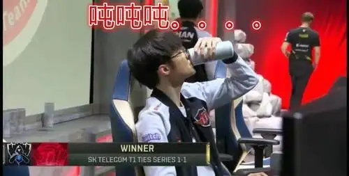 斗鱼s9:faker世界赛上演"吨吨吨"镜头,赛场上都想着恩静