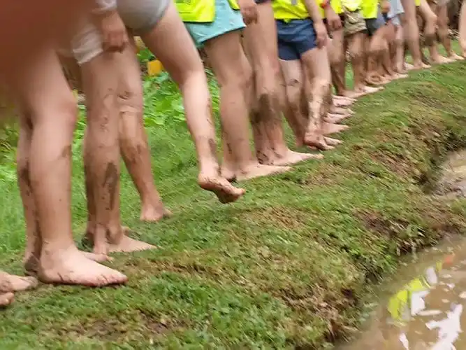 2017,8/19曾凡悦与同学们参加新加坡童子军训练营活动的生活照