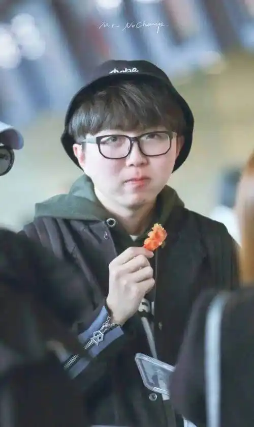 毛不易暴瘦40斤撞脸蔡徐坤,减肥秘诀就9个字_杨紫_易在_母亲