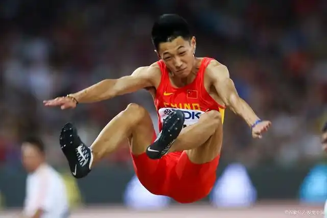 1896年第一届奥运会跳远比赛,参赛运动员采用的是最简单的蹲踞式技术.