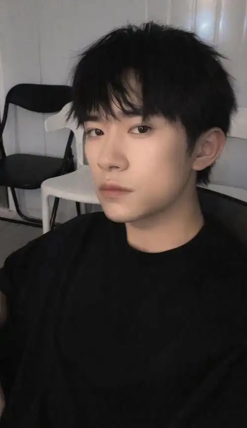 240108 易烊千玺眼神魅力捕获无数粉丝芳心