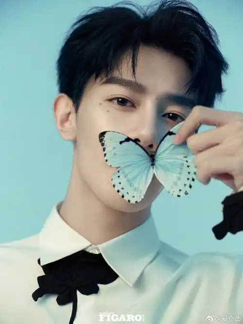 寻光出发03速来查收@x玖少年团夏之光的最新时尚大片,感受别样帅气!