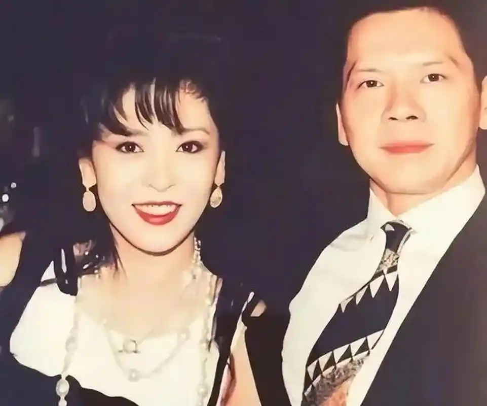 80年代,年轻的陈岚和向华强的合影,此时的向太风华正茂,正值颜值巅峰