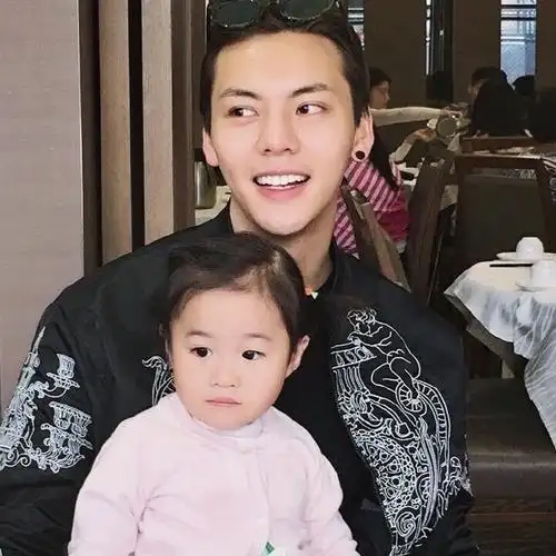 陈伟霆和哥哥妈妈逛汕头博物馆