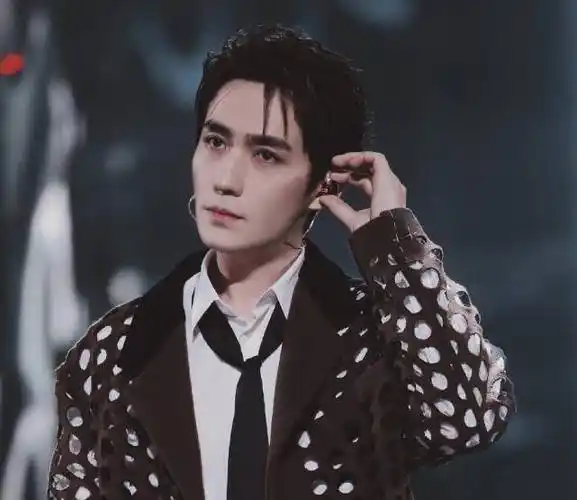 有种"超a"叫男星烟熏妆,肖战撩人,朱一龙摇滚,看到王一博:想抱抱弟弟