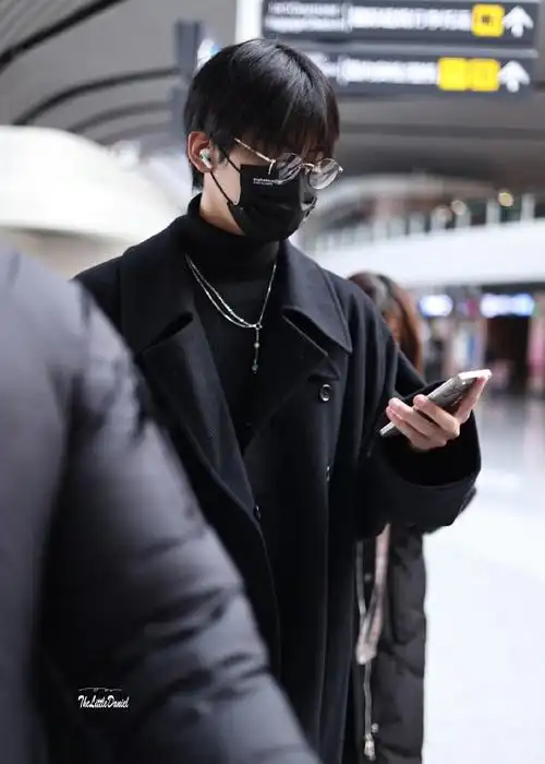 周柯宇出发星光大赏路透##周柯宇金丝眼镜黑色大衣