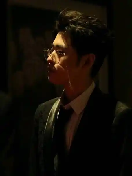 张云雷红毯首秀金丝眼镜造型好绝