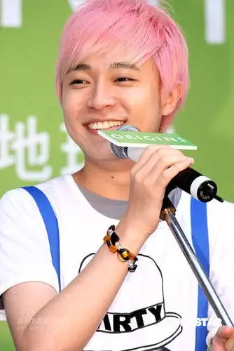 组图苏打绿植树呼吁环保吴青峰粉色发型抢眼