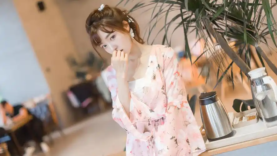 水汪汪的萌妹子可爱写真电脑桌面壁纸