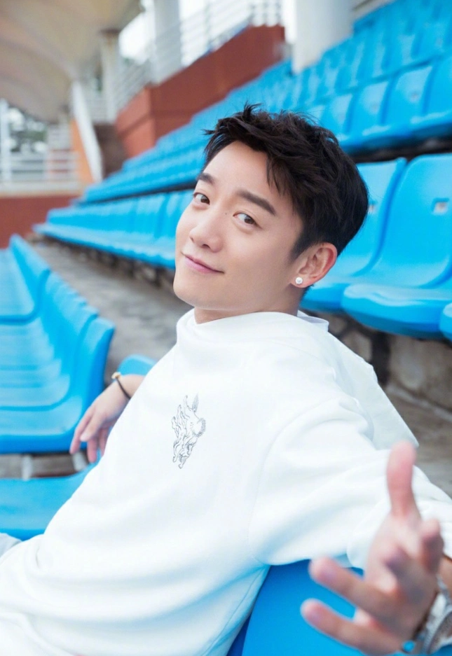 郑恺球场晒照,网友:帅的我一整天心情都好了