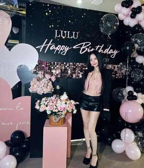 李小璐晒视频庆42岁生日头戴皇冠笑容甜美皮衣短裤身材性感