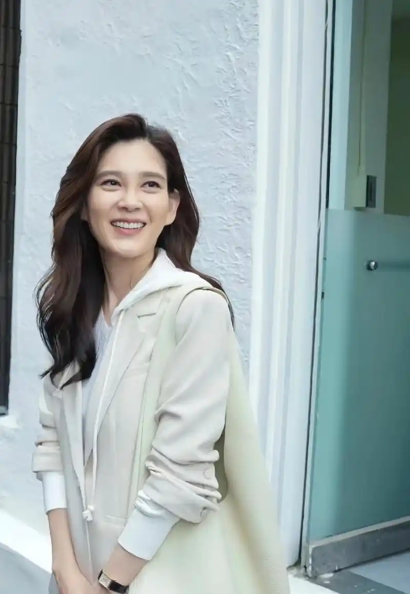 三星大公主李富真出席活动生图! 身材高挑清瘦的李社长一如既往的美丽