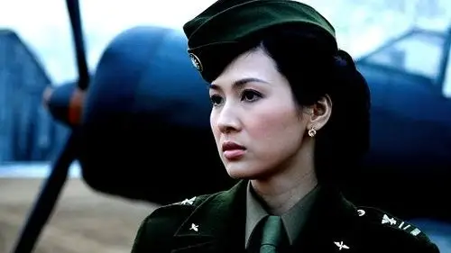 童蕾造型多变,身份成谜