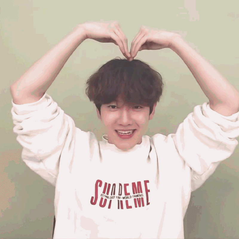 伯贤现场展示了wink十次 比心五种综合礼包,左边眼睛眨巴,右边眼睛