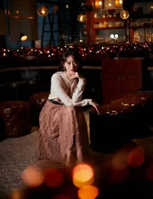 袁冰妍拍摄时尚大片,穿刺绣针织衫配透视裙,28岁甜如初恋