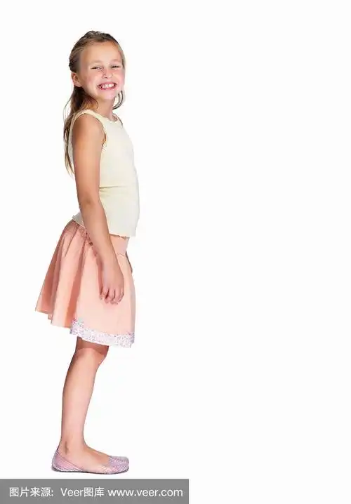 侧面的一个快乐的小女孩孤立的白色