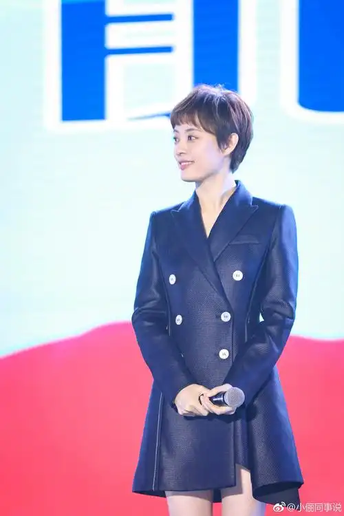 奔4的孙俪终于学"坏"了,全身只穿一件皮衣就出门,好身材惊艳