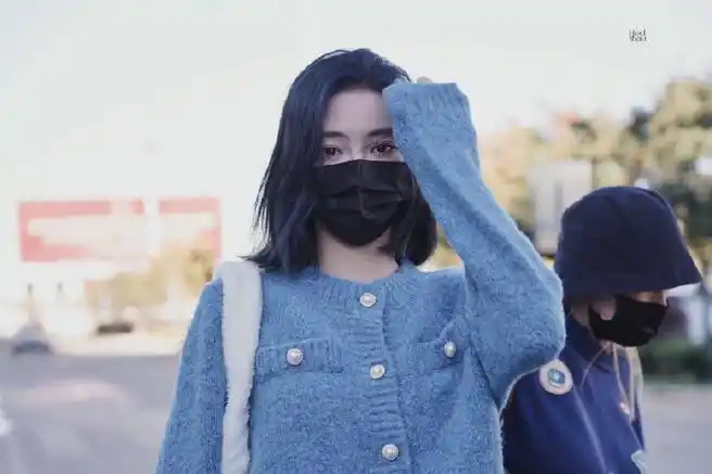 许佳琪蓝发饭拍图#许佳琪今日份蓝发饭拍图蓝色穿搭77蓝色短发栽