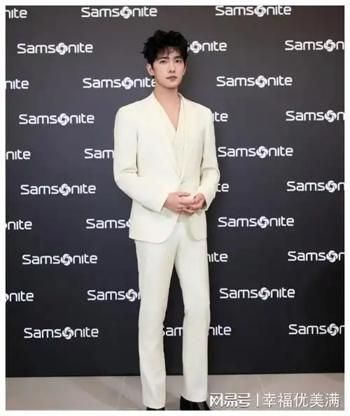 杨洋拄拐看秀让人心疼,满脸憔悴,上下场都是关灯,杨紫同病相怜