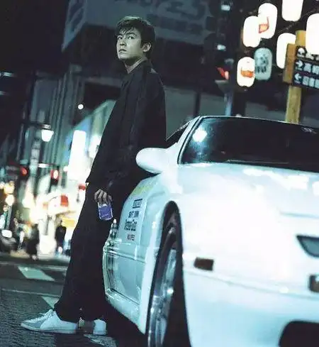 求陈冠希在头文字d里下面两张图的高清大图