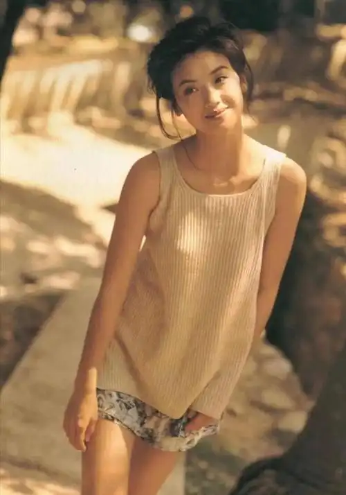 她并未意识到,因为一个同事的失误,她把自己的简历混入了公司新入职女