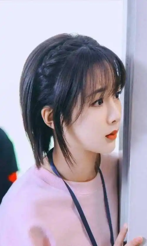 杨紫新剧下巴惊现凹坑,颜值屡次翻车?