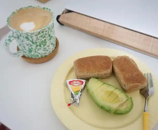 一人食早餐自给自足的面包