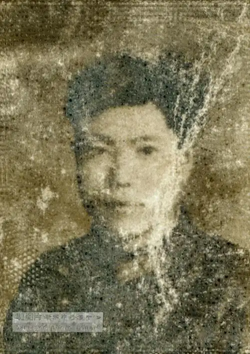 1968年战友合影老照片取半身高清修复__财经头条