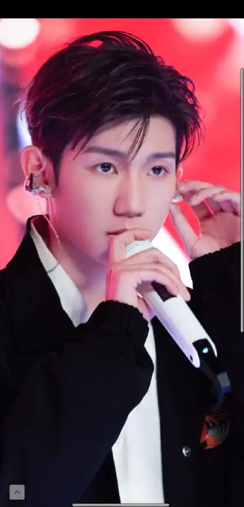 王源裘继戎合作舞台彩排#王源沸腾之夜彩排照舞台上帅气源!