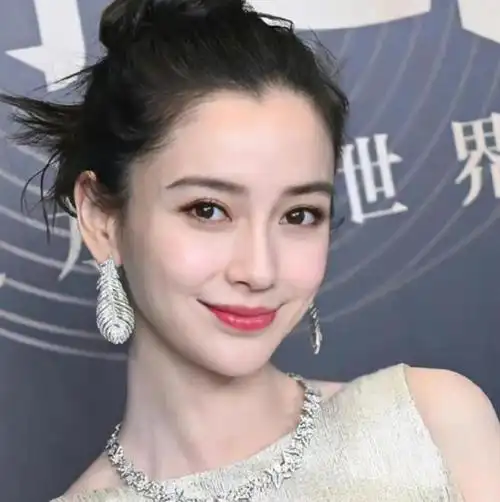 杨颖笑容甜美,散发自信光彩