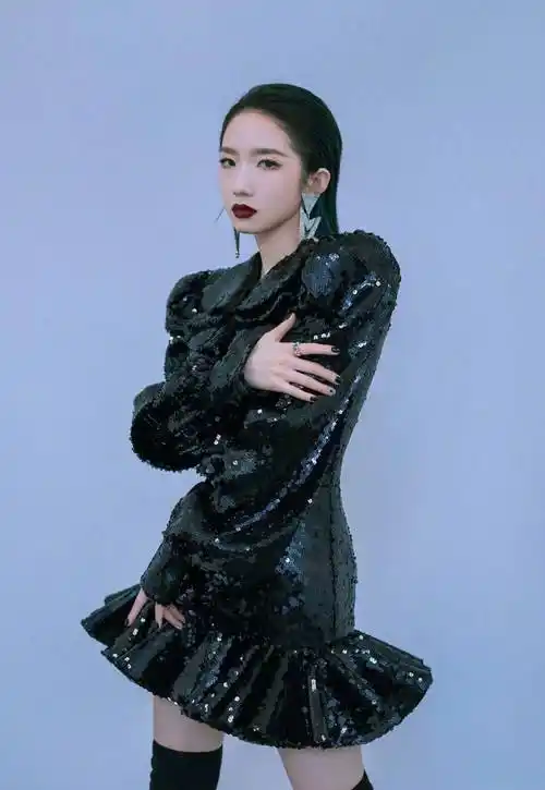 原创天赐的声音中孟美岐造型曝光亮片小黑裙时尚帅气个性十足