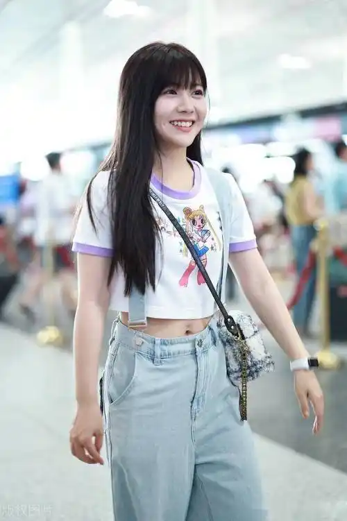 赖美云北京出发,露脐短t搭配背带牛仔裤甜美可爱_机场