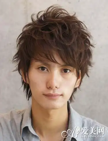 男生烫发发型六:蓬松的男生烫发,大片斜刘海遮住了大额头,十分有个性