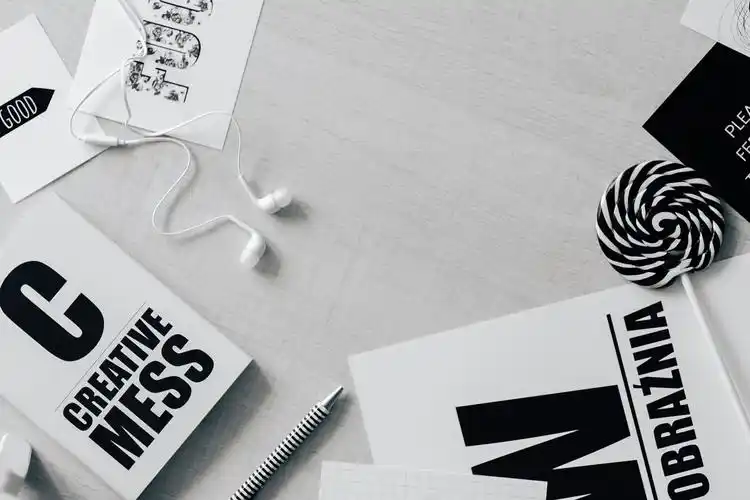 黑白色调的物件摆放图片 本子,电脑,手机,耳机, _ 图片网