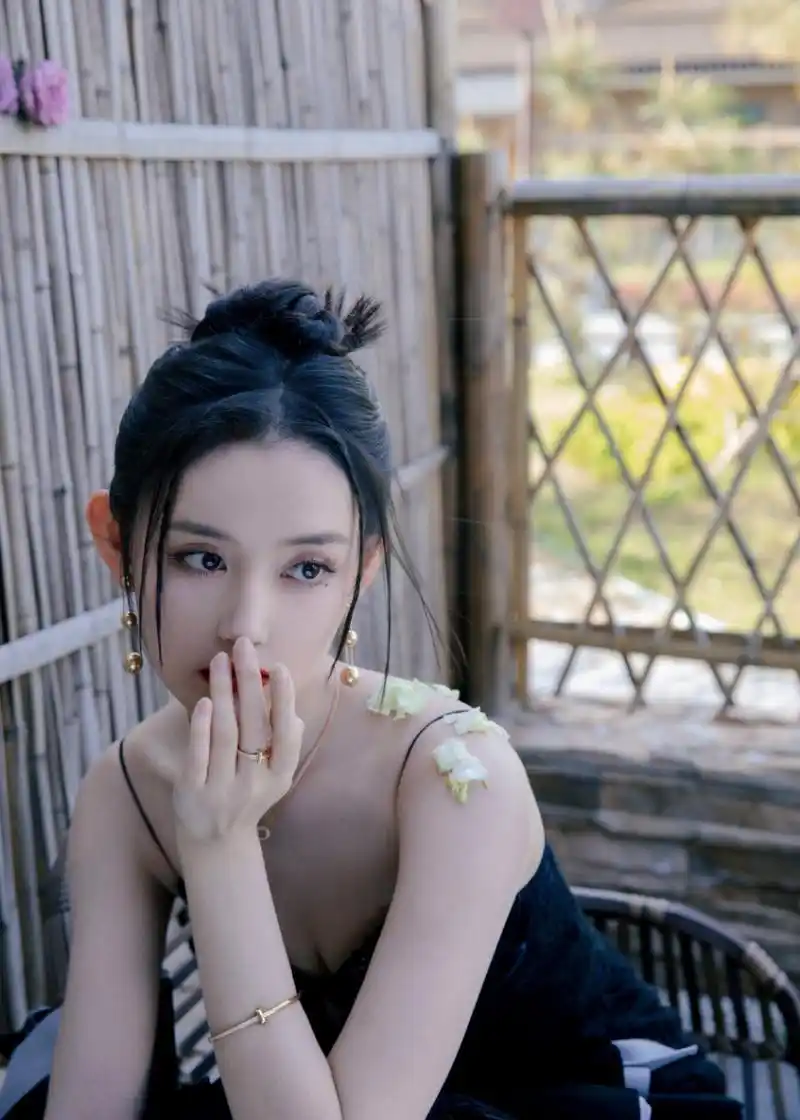 蒋依依# 肤白貌美的容颜,窈窕曼妙的身材,白皙细嫩的肩颈线,性感迕哪