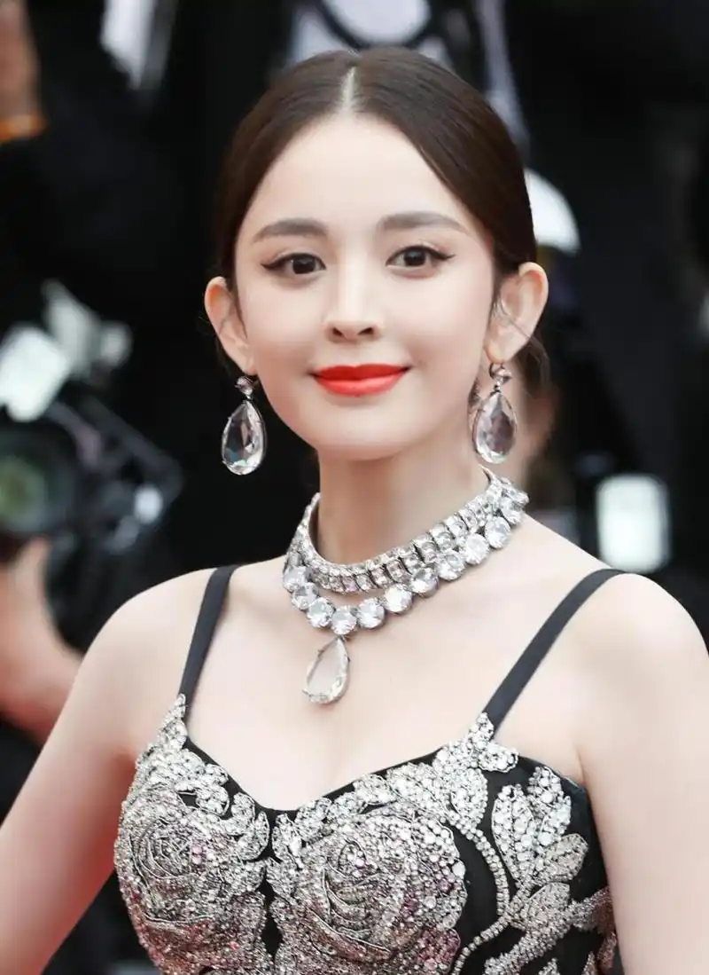 古力娜扎穿透视裙秀美腿走红毯惊艳