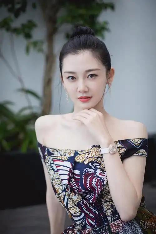 1 苗苗】演员@苗苗-vivi 亮相第二届#海南岛国际电影节# 红毯[心]椰岛