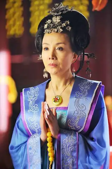 近些年演员片酬涨了,她又很少演主角,因此高英一直没挣到什么钱.