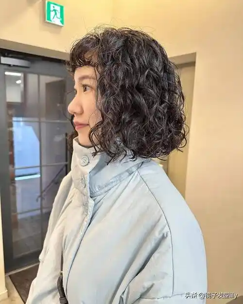 头发少的女性选发型,可以试试全头烫波波头,时尚有型显发量