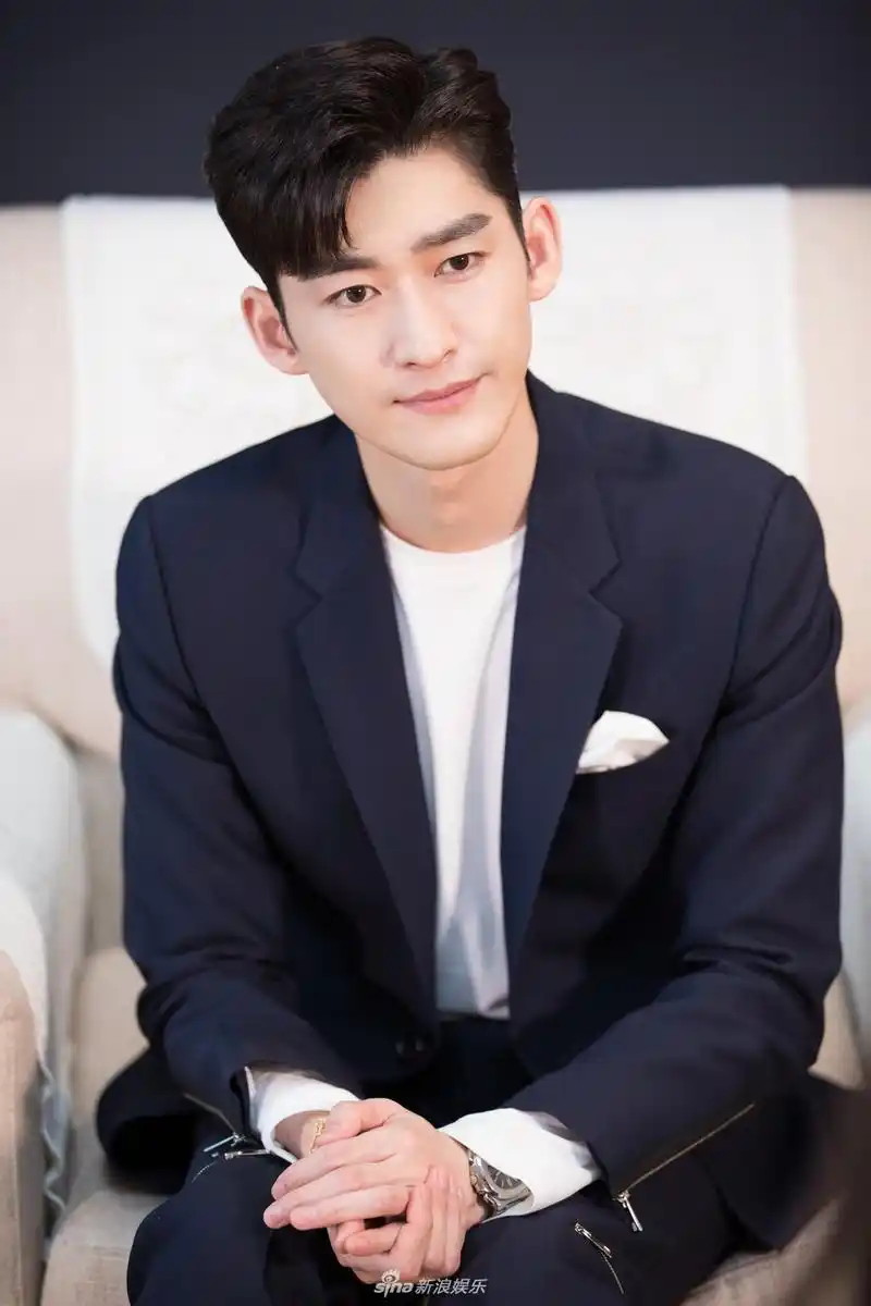 组图:张翰新作转型硬汉磨砺演技 首映口碑获好评