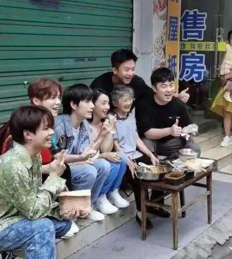 原创原创一毛奶奶程应清卖20年小吃不涨价邓超陈赫鹿晗也来打卡