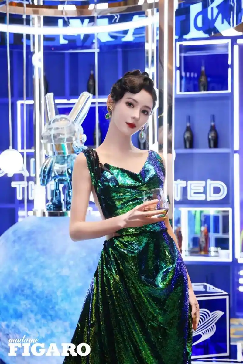 张予曦费加罗风尚盛典活动绿色礼服造型美艳动人#娱乐大赏# #惊艳瞬间