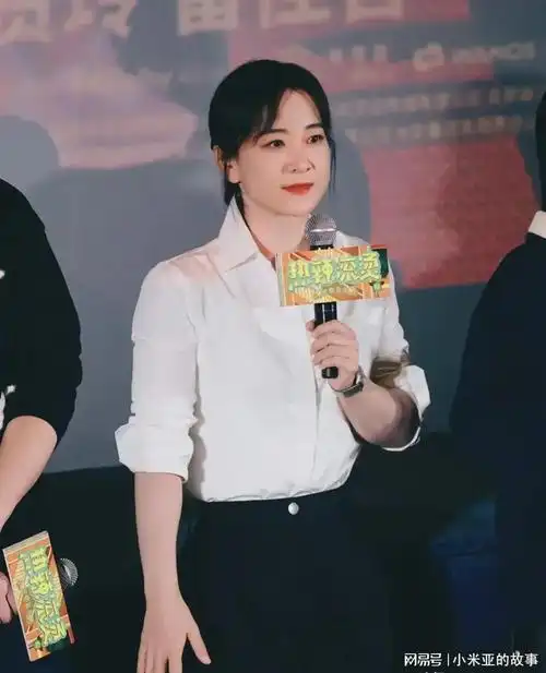 贾玲瘦身成功穿衣风格大变从暖色系变为中色系为主色调